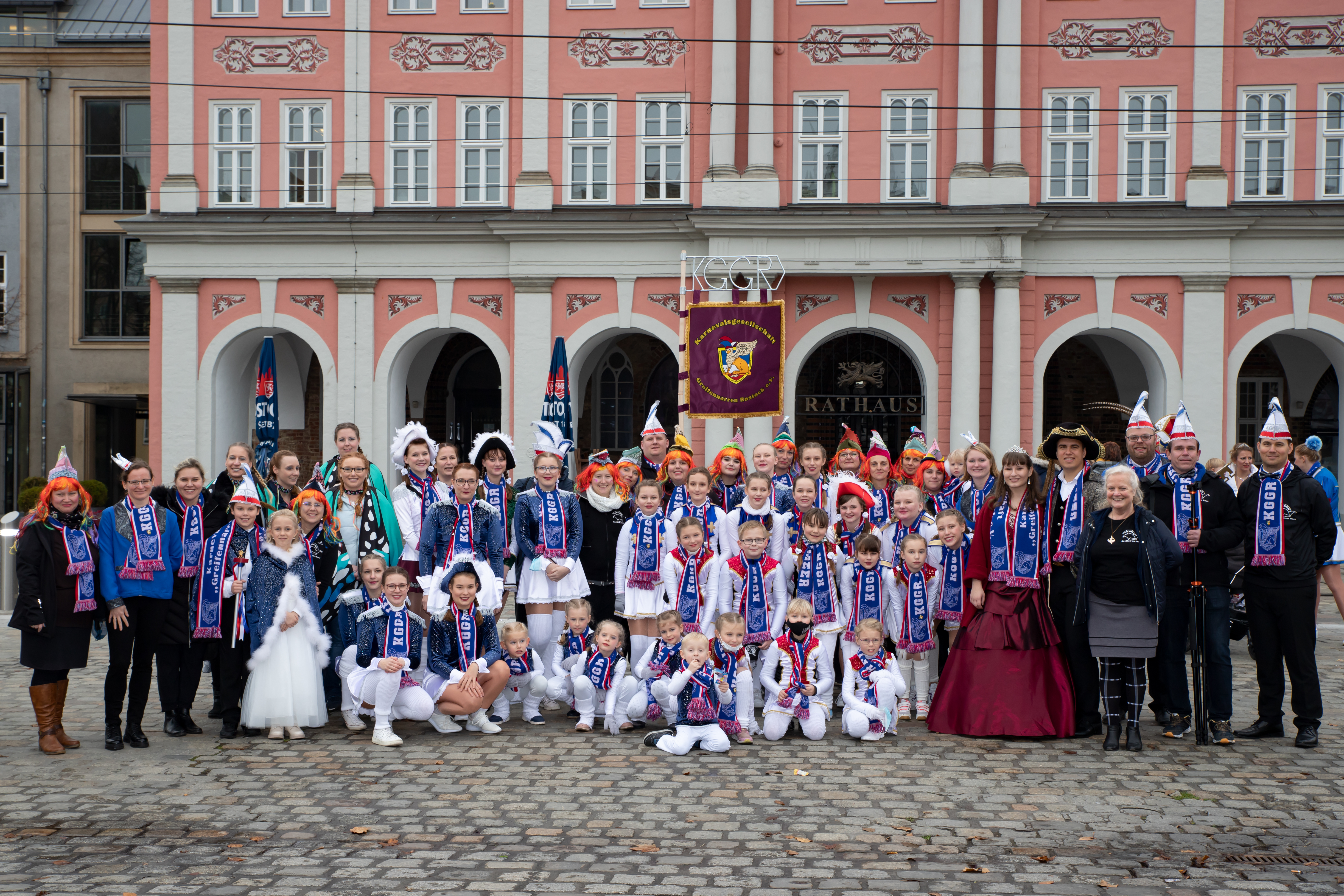 Die Greifennarren vor dem Rostocker Rathaus
